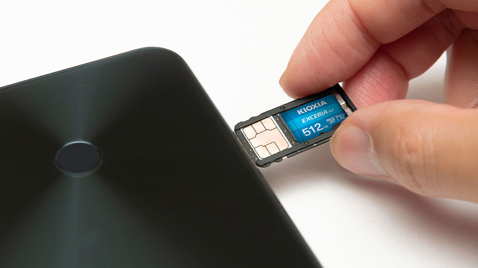 Inserting EXCERIA G3 microSD Card into device