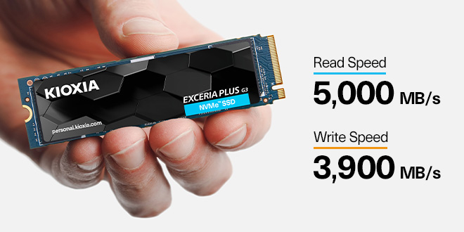 Рука, держащая NVMe SSD-накопитель EXCERIA PLUS G3