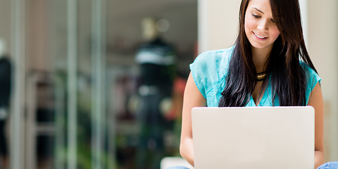 Una ragazza che usa un notebook all’esterno